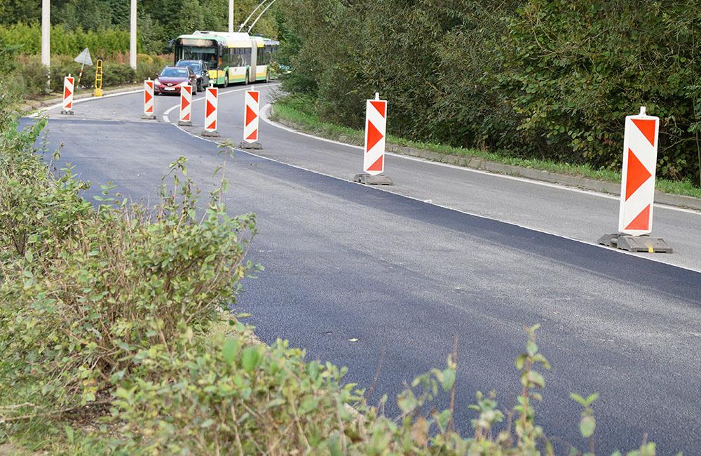 FOTO: Na rozkopanej ceste medzi Solinkami a Vlčincami dnes položili nový asfaltový koberec, foto 3