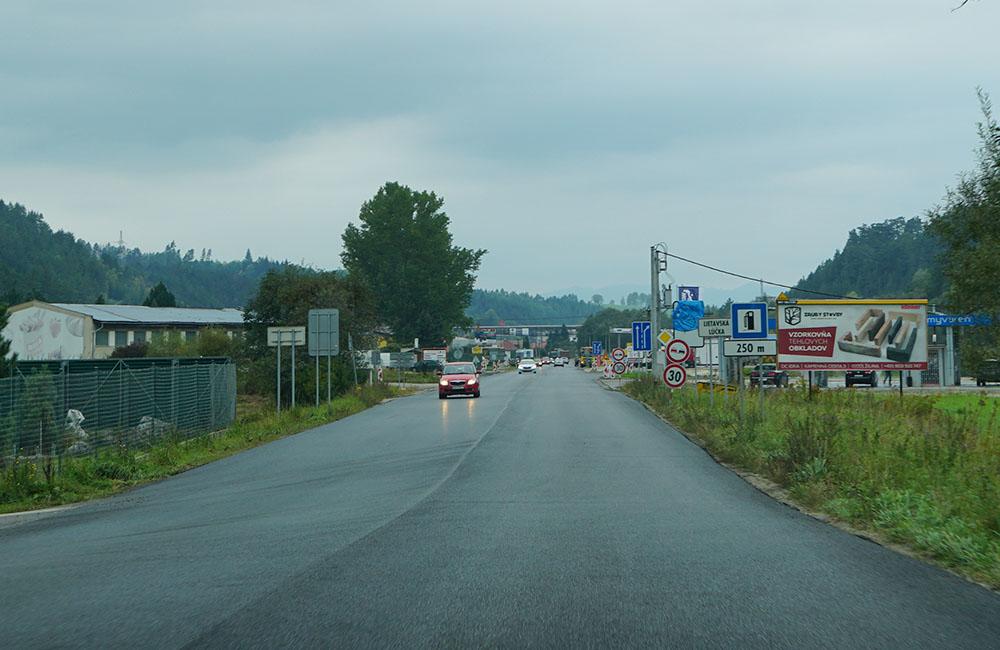 FOTO: Na ceste 1. triedy medzi obcami Lietavská Lúčka a Porúbka pokladajú nový asfalt, foto 1