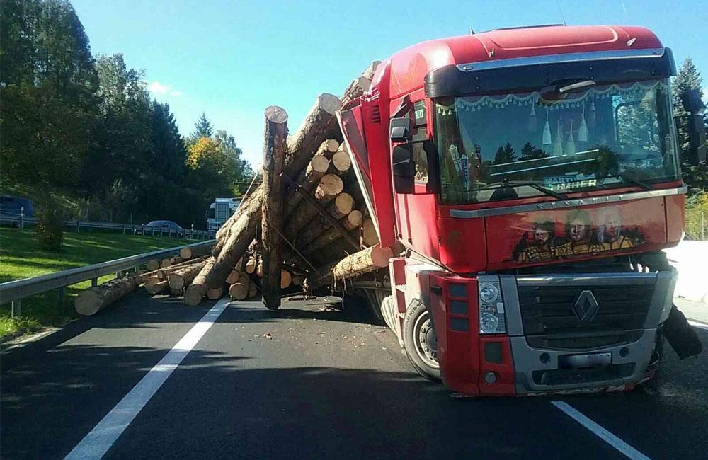 FOTO: Na diaľnici medzi Ružomberkom a Liptovským Mikulášom sa prevrátil kamión s drevom, foto 2