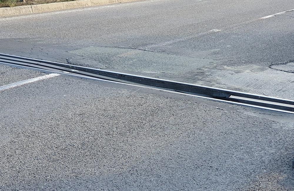 FOTO: Vodiči jazdiaci po ulici Na Horevaží zvýšte opatrnosť, mostný záver je výrazne poškodený, foto 3
