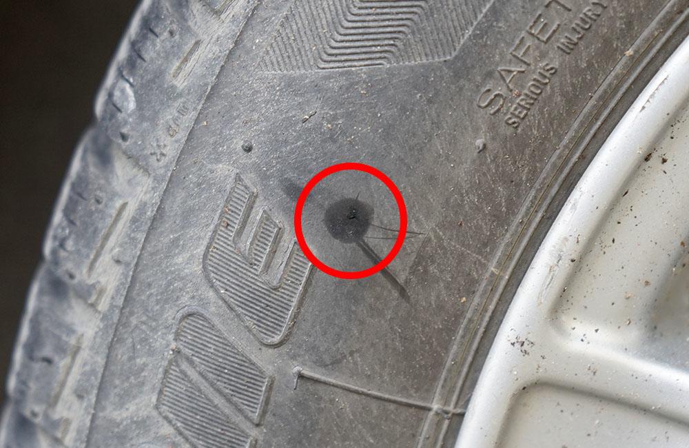 Neznámy páchateľ opäť poškodzoval pneumatiky zaparkovaných áut na ulici Osiková, foto 10