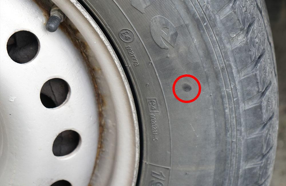 Neznámy páchateľ opäť poškodzoval pneumatiky zaparkovaných áut na ulici Osiková, foto 11