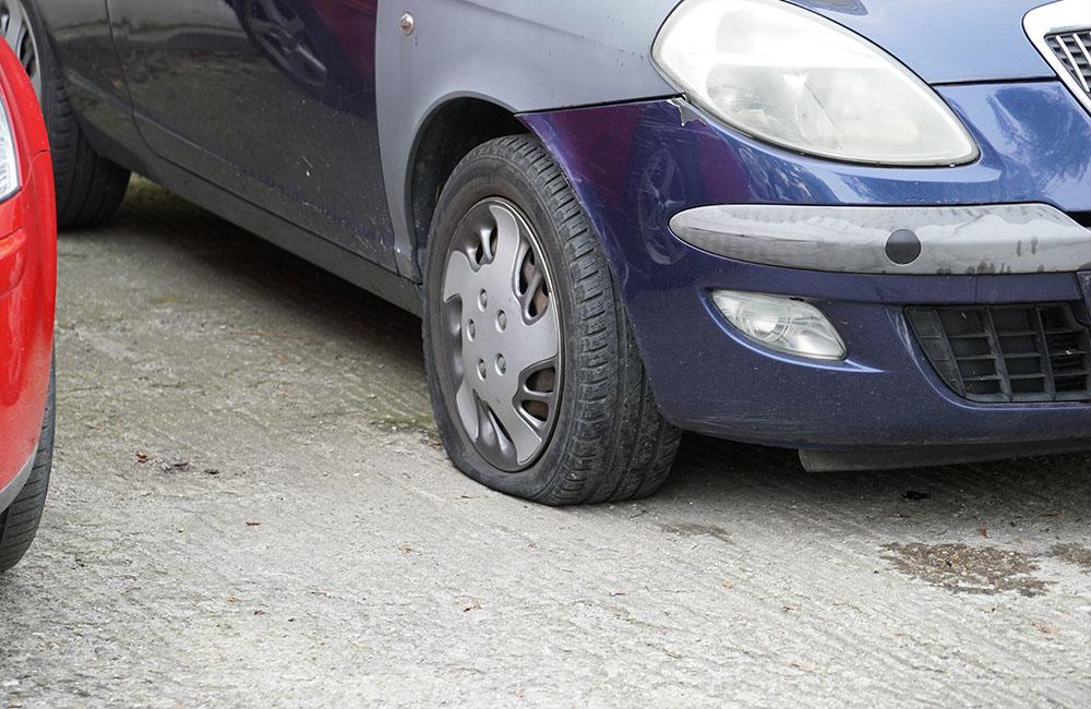 Neznámy páchateľ opäť poškodzoval pneumatiky zaparkovaných áut na ulici Osiková, foto 7