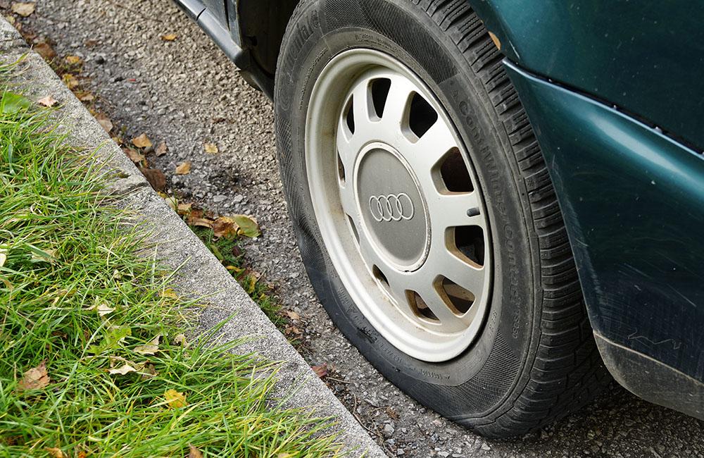 Neznámy páchateľ opäť poškodzoval pneumatiky zaparkovaných áut na ulici Osiková, foto 8