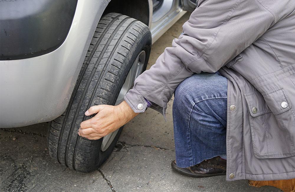 Neznámy páchateľ opäť poškodzoval pneumatiky zaparkovaných áut na ulici Osiková, foto 2