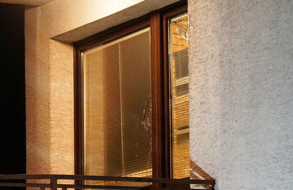 Neznámy páchateľ rozbil okná na dome policajnému príslušníkovi, foto 7