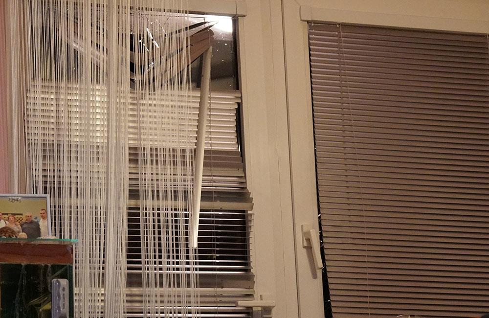 Neznámy páchateľ rozbil okná na dome policajnému príslušníkovi, foto 6