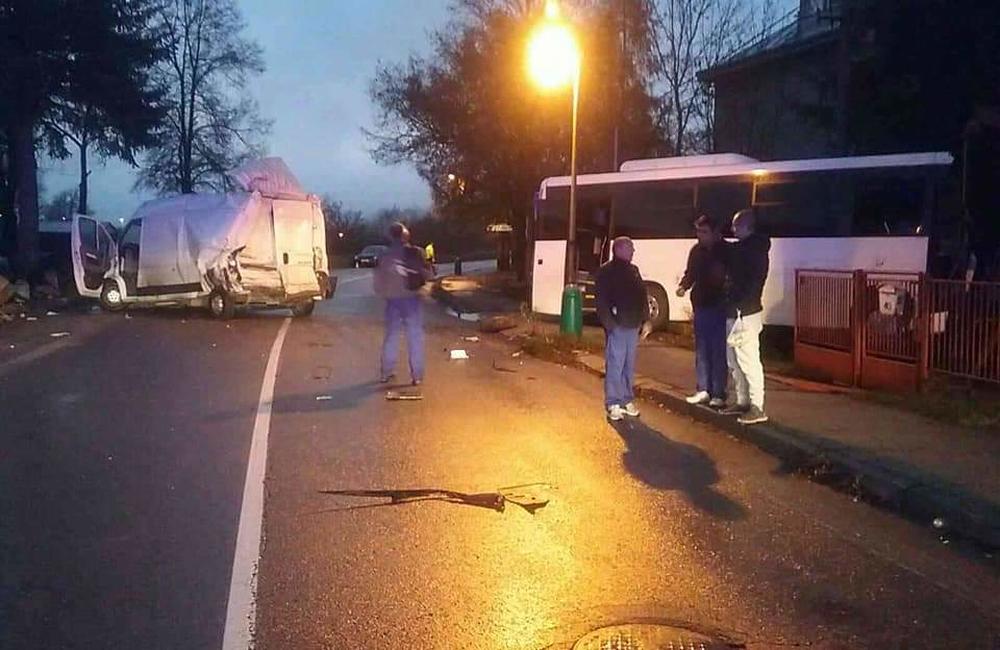 AKTUÁLNE: V Celulózke došlo k zrážke autobusu a dodávky, záchranári hlásia 9 zranených, foto 1