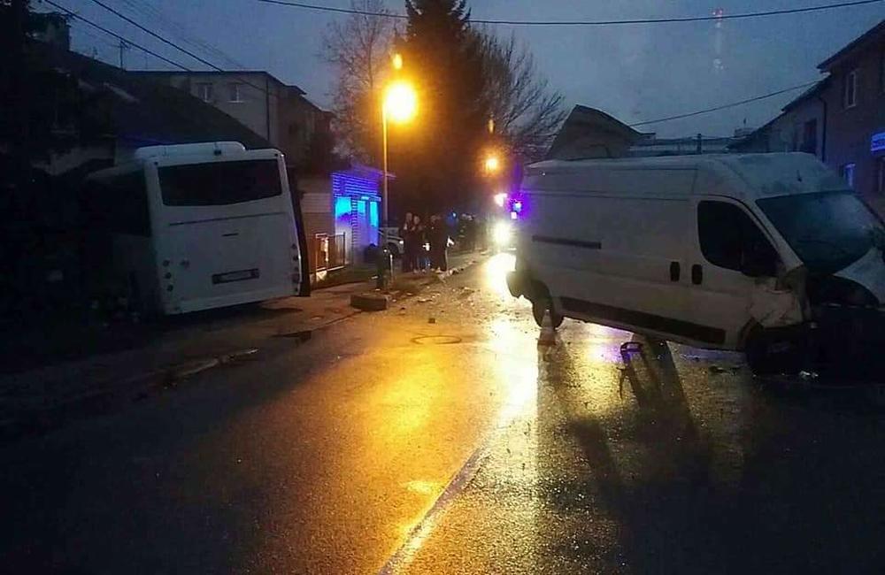 AKTUÁLNE: V Celulózke došlo k zrážke autobusu a dodávky, záchranári hlásia 9 zranených, foto 3
