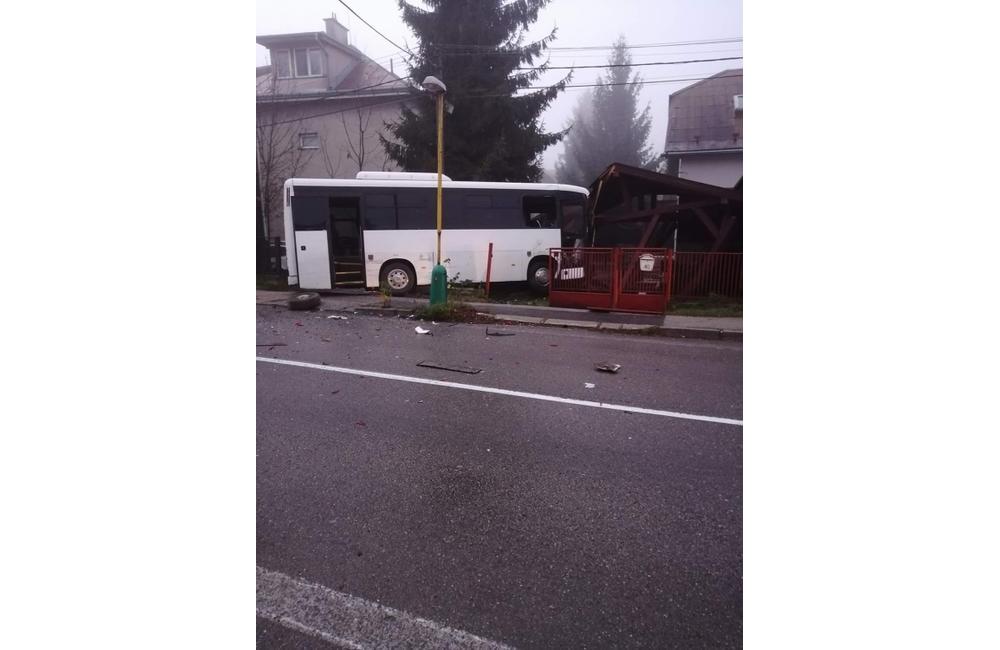 AKTUÁLNE: V Celulózke došlo k zrážke autobusu a dodávky, záchranári hlásia 9 zranených, foto 4