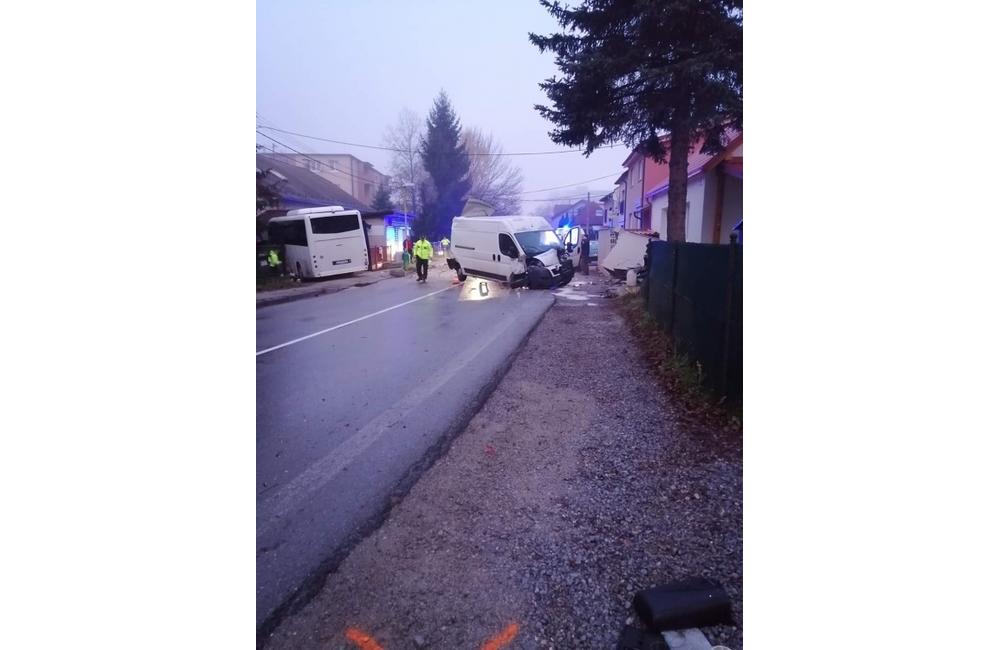 AKTUÁLNE: V Celulózke došlo k zrážke autobusu a dodávky, záchranári hlásia 9 zranených, foto 7