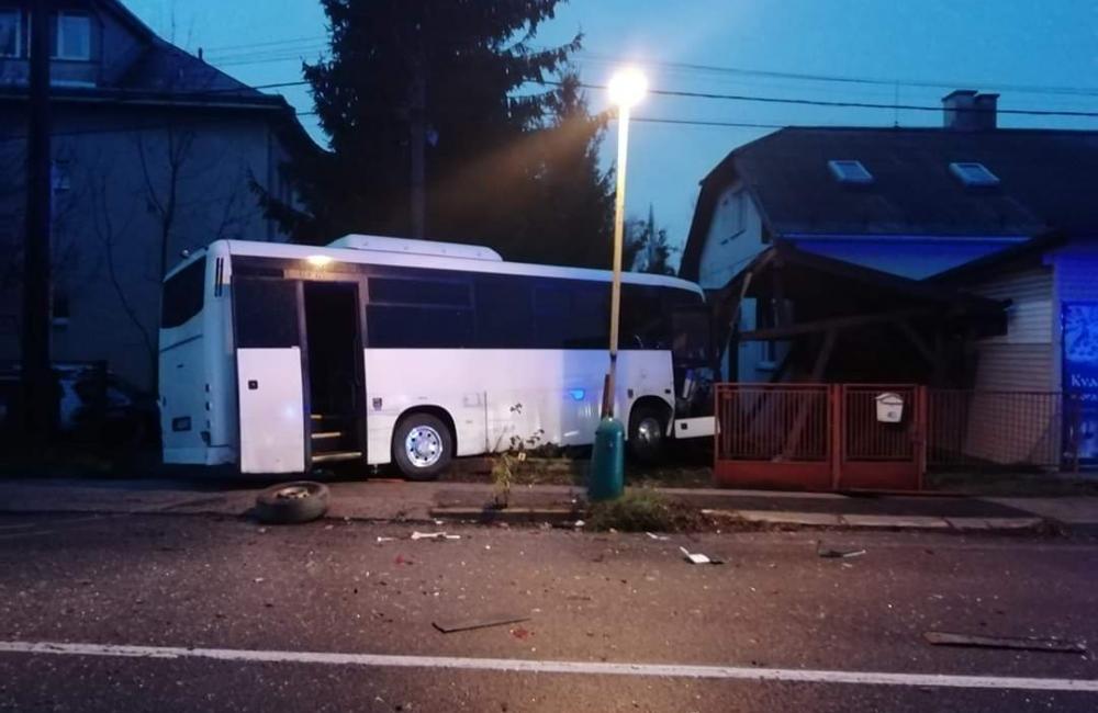 AKTUÁLNE: V Celulózke došlo k zrážke autobusu a dodávky, záchranári hlásia 9 zranených, foto 8