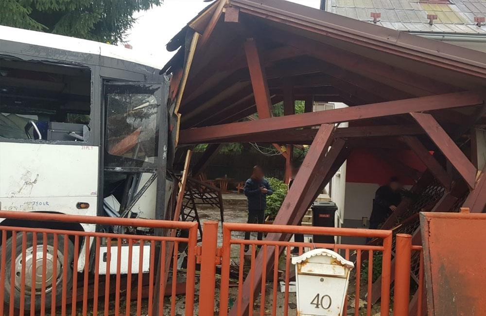 AKTUÁLNE: V Celulózke došlo k zrážke autobusu a dodávky, záchranári hlásia 9 zranených, foto 12