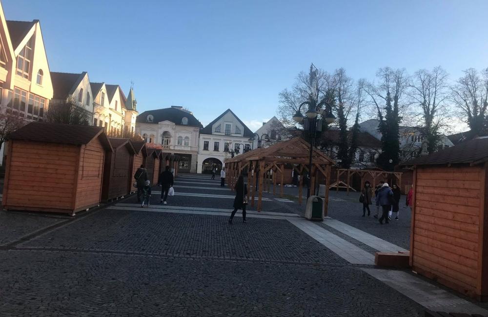   FOTO: Na Mariánskom námestí už stavajú prístrešky pre Vianočné trhy 2019 v Žiline, foto 6