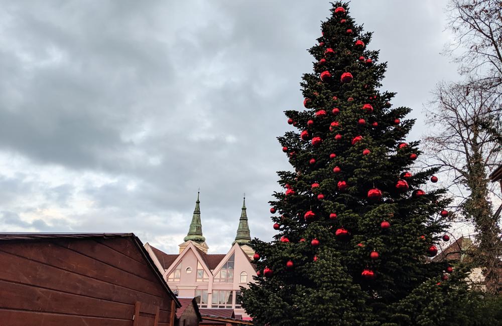 FOTO: Na Mariánskom námestí je už osadená populárna svetelná guľa, vianočné trhy začínajú zajtra, foto 12