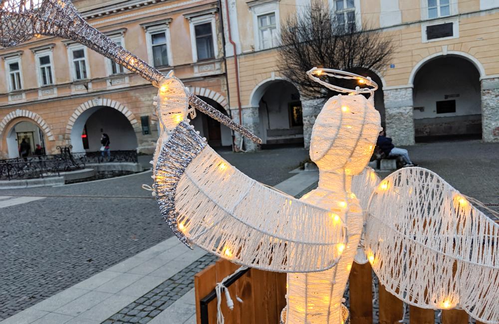 FOTO: Na Mariánskom námestí je už osadená populárna svetelná guľa, vianočné trhy začínajú zajtra, foto 13