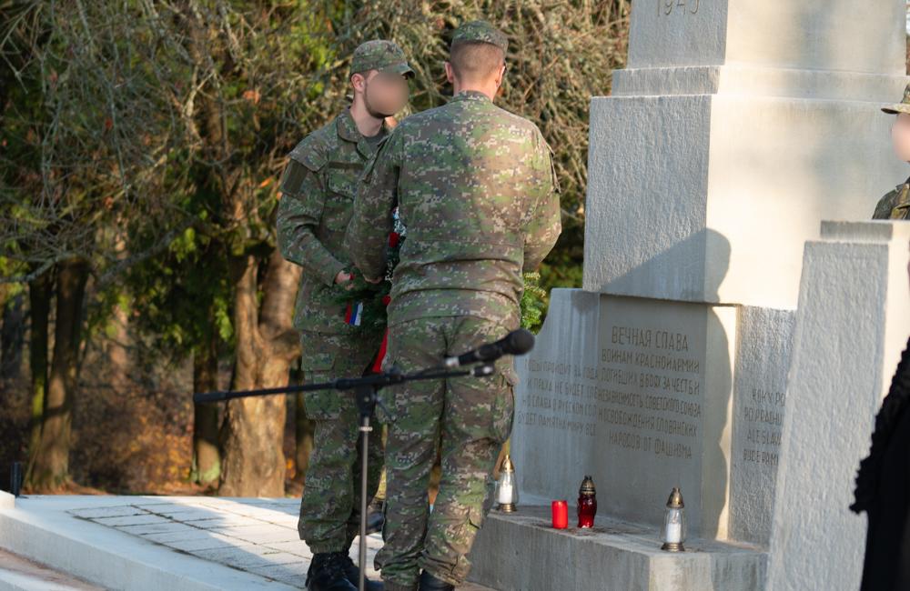 FOTO: Slávnostný ceremoniál symbolického odobratia zeme z Pamätníka vojakov Červenej armády v Žiliny, foto 6