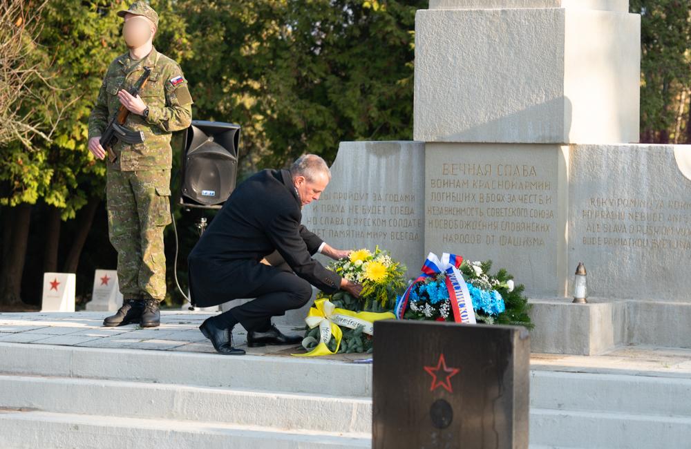 FOTO: Slávnostný ceremoniál symbolického odobratia zeme z Pamätníka vojakov Červenej armády v Žiliny, foto 8