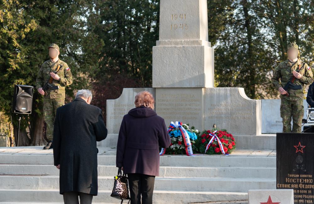 FOTO: Slávnostný ceremoniál symbolického odobratia zeme z Pamätníka vojakov Červenej armády v Žiliny, foto 9