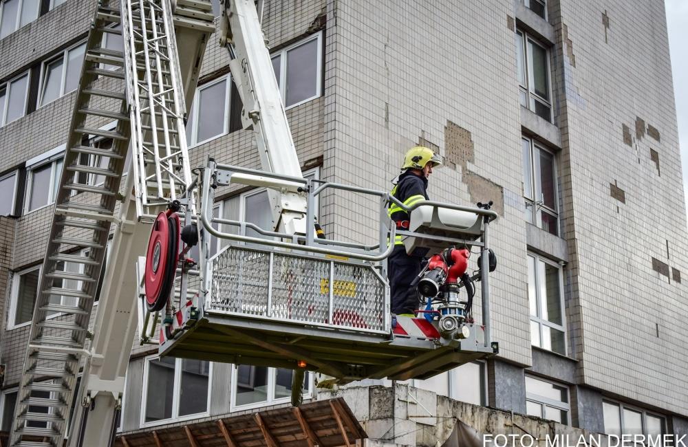 FOTO: Taktické cvičenie hasičov zamerané na požiar výškovej budovy, foto 4