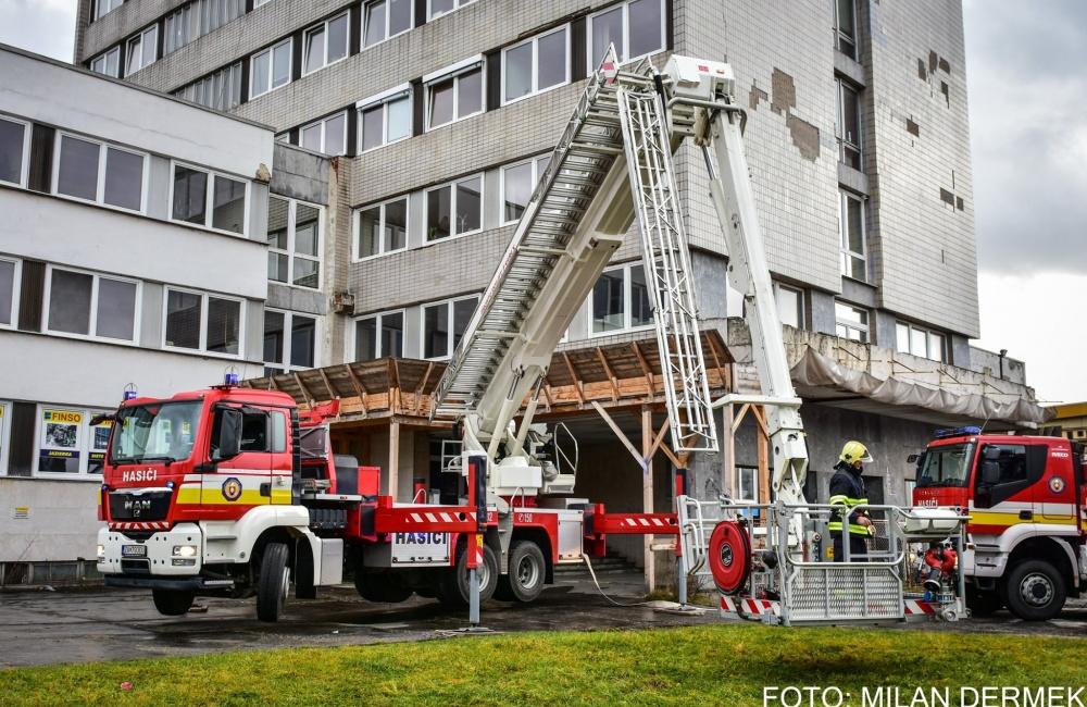 FOTO: Taktické cvičenie hasičov zamerané na požiar výškovej budovy, foto 6