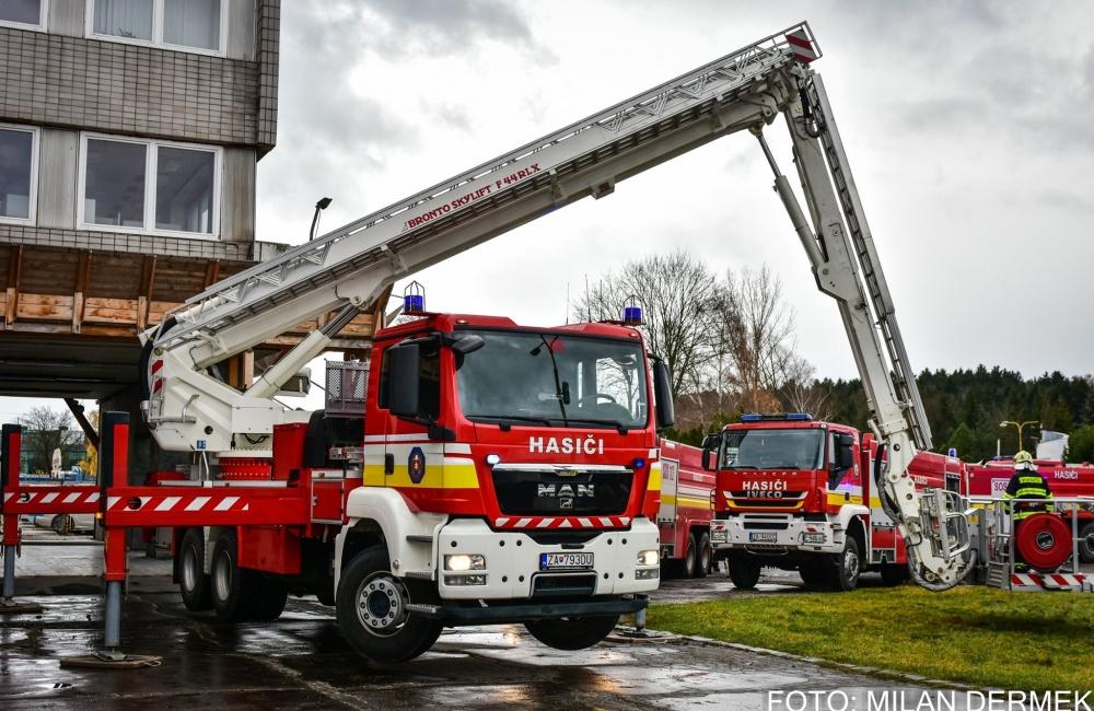 FOTO: Taktické cvičenie hasičov zamerané na požiar výškovej budovy, foto 8