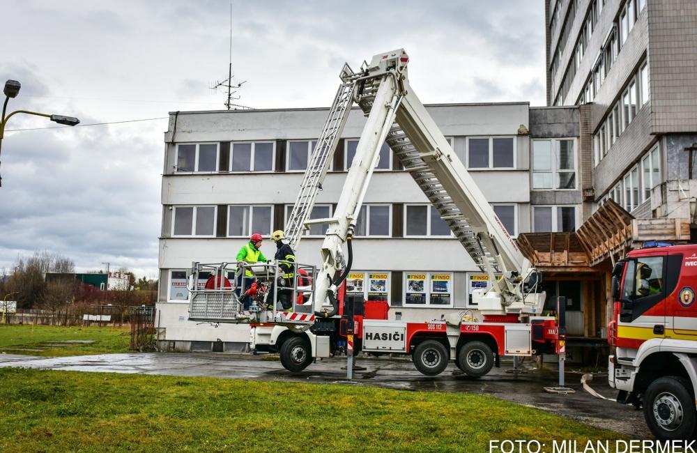 FOTO: Taktické cvičenie hasičov zamerané na požiar výškovej budovy, foto 9