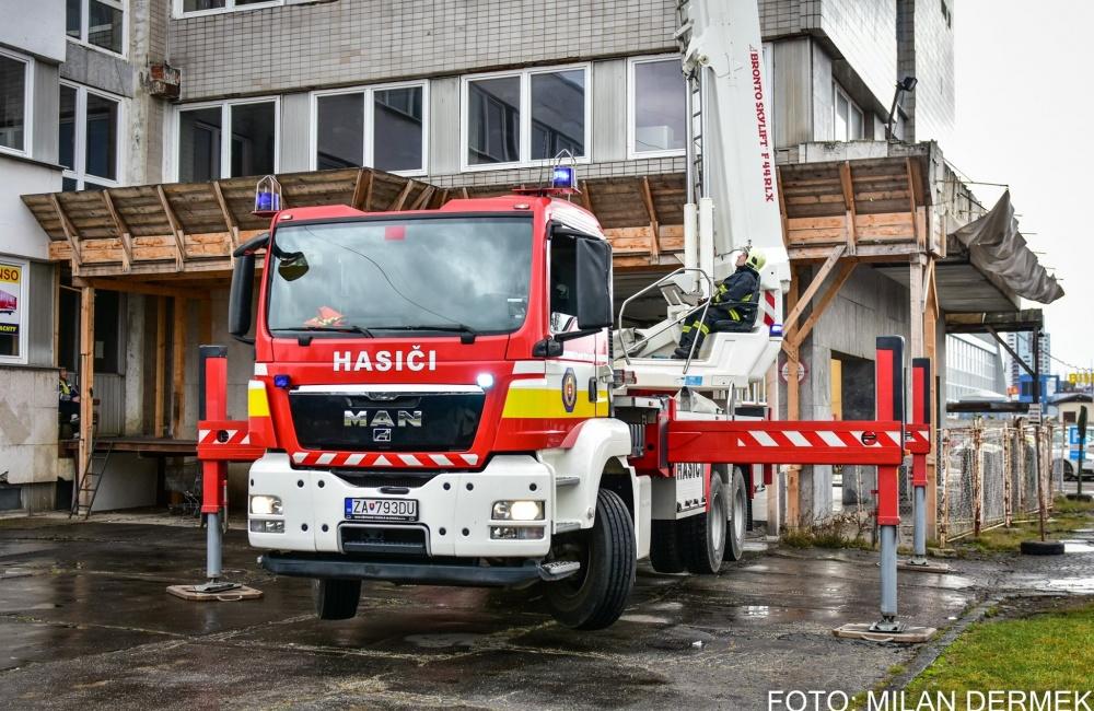 FOTO: Taktické cvičenie hasičov zamerané na požiar výškovej budovy, foto 29