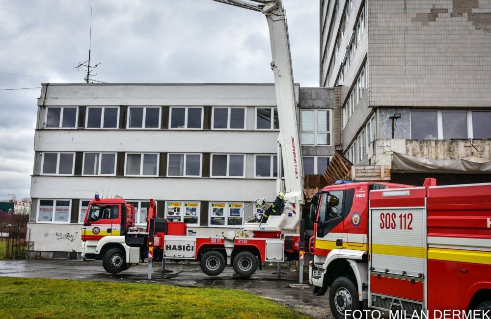 FOTO: Taktické cvičenie hasičov zamerané na požiar výškovej budovy, foto 30