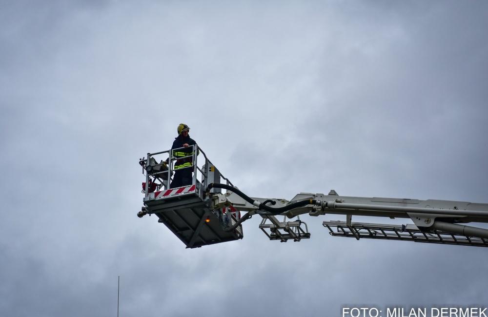FOTO: Taktické cvičenie hasičov zamerané na požiar výškovej budovy, foto 31