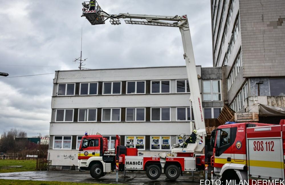 FOTO: Taktické cvičenie hasičov zamerané na požiar výškovej budovy, foto 32