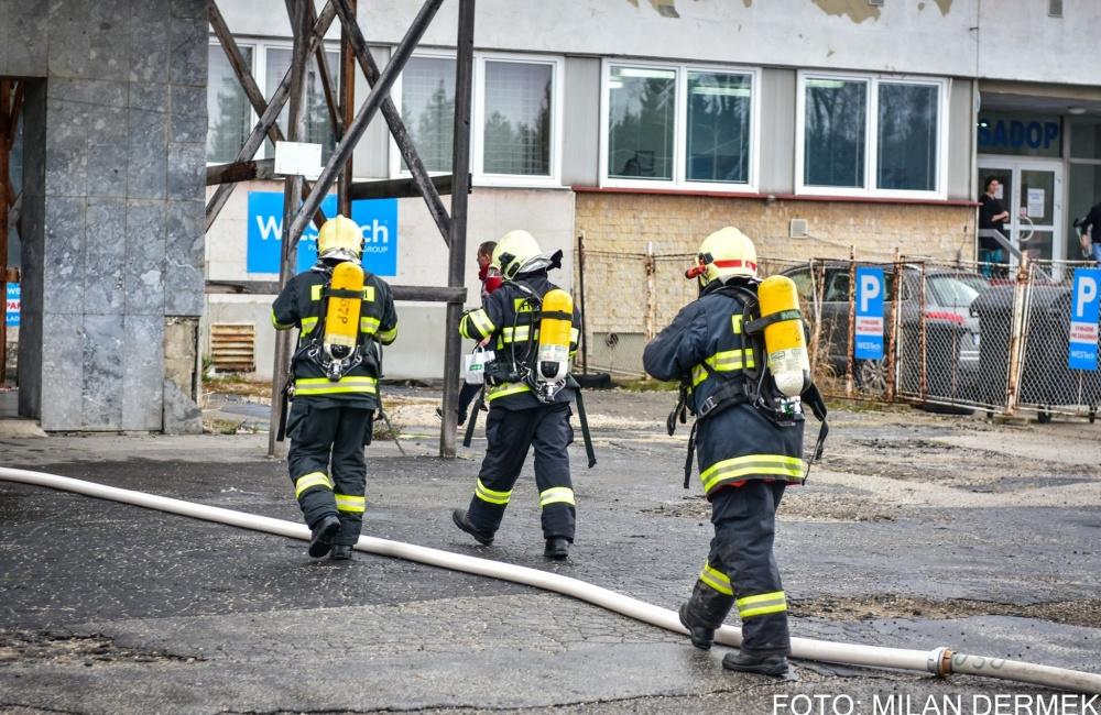 FOTO: Taktické cvičenie hasičov zamerané na požiar výškovej budovy, foto 35