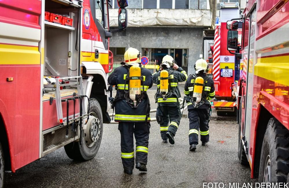 FOTO: Taktické cvičenie hasičov zamerané na požiar výškovej budovy, foto 38