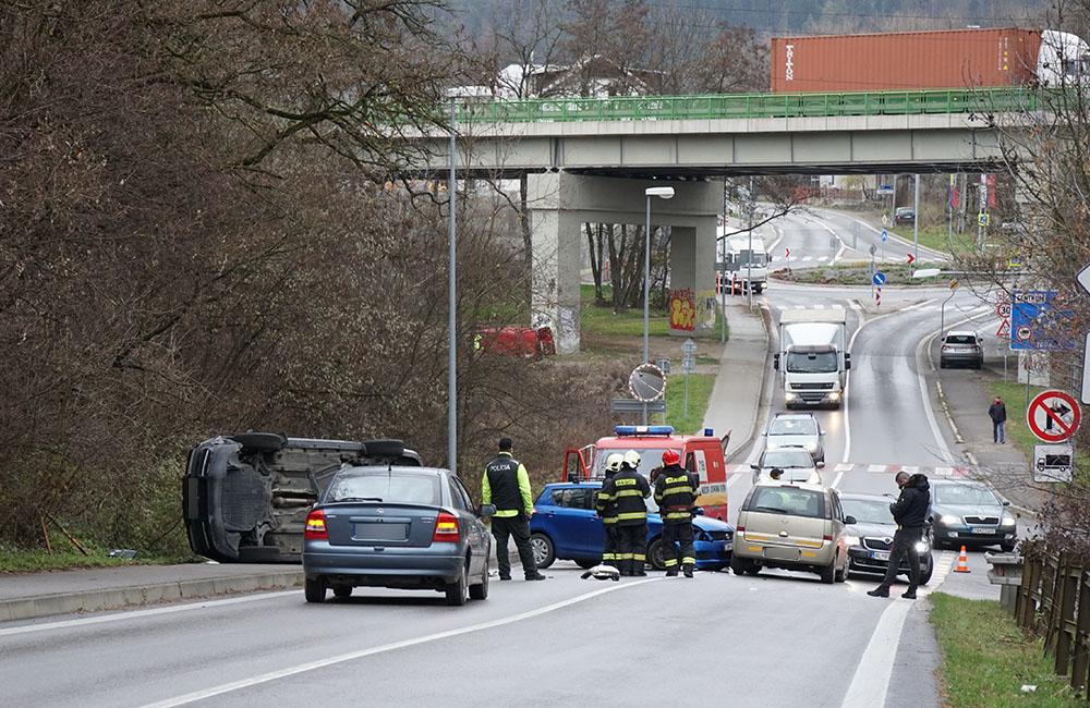 FOTO: Dopravná nehoda troch vozidiel na Rosinskej ceste v Žiline 29.11.2019, foto 3