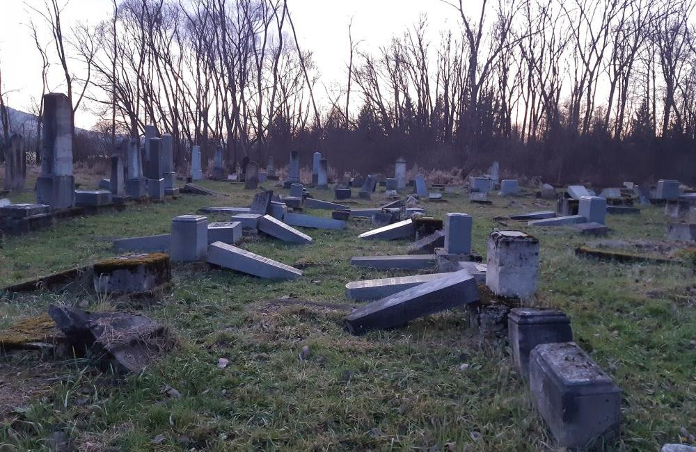 Vandali zničili židovský cintorín v Námestove, foto 1