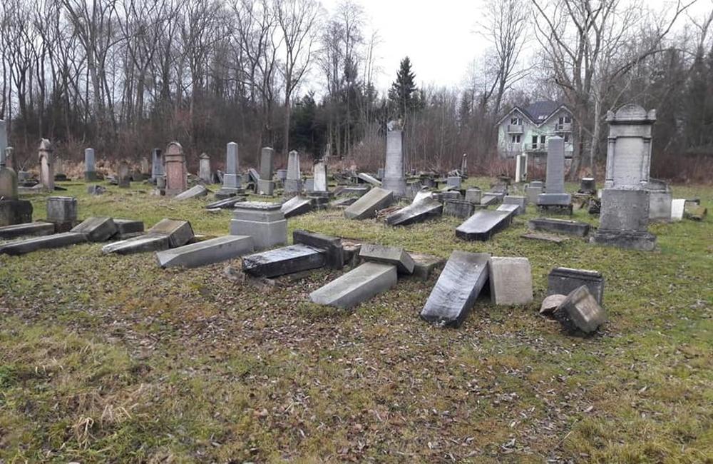 Vandali zničili židovský cintorín v Námestove, foto 2