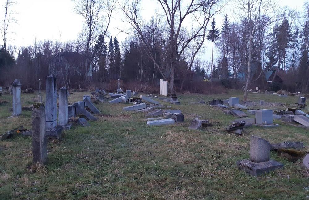 Vandali zničili židovský cintorín v Námestove, foto 3