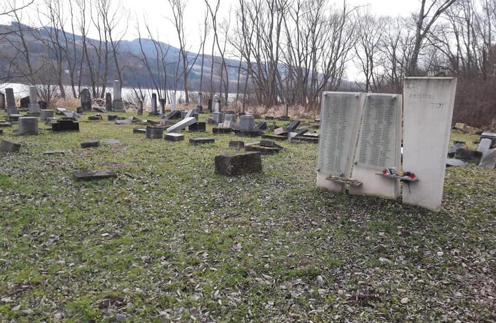 Vandali zničili židovský cintorín v Námestove, foto 4