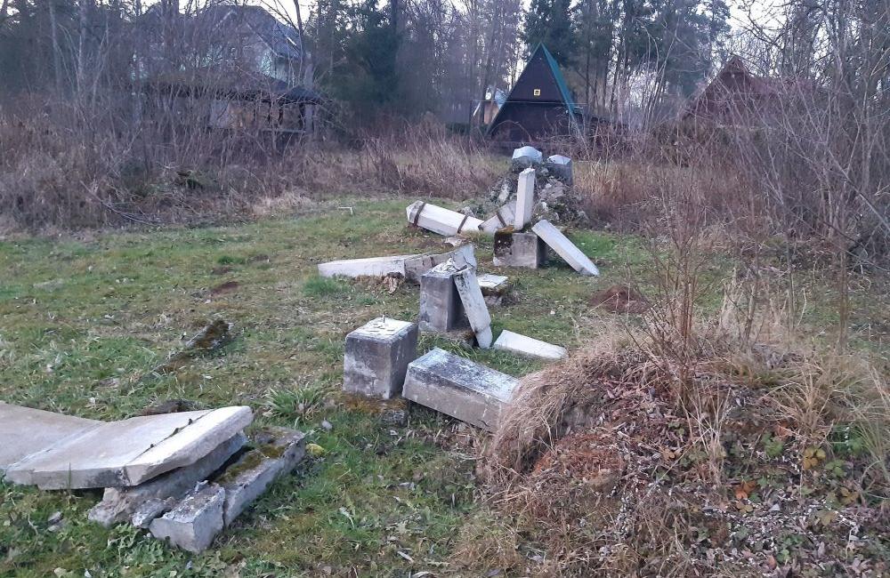 Vandali zničili židovský cintorín v Námestove, foto 10