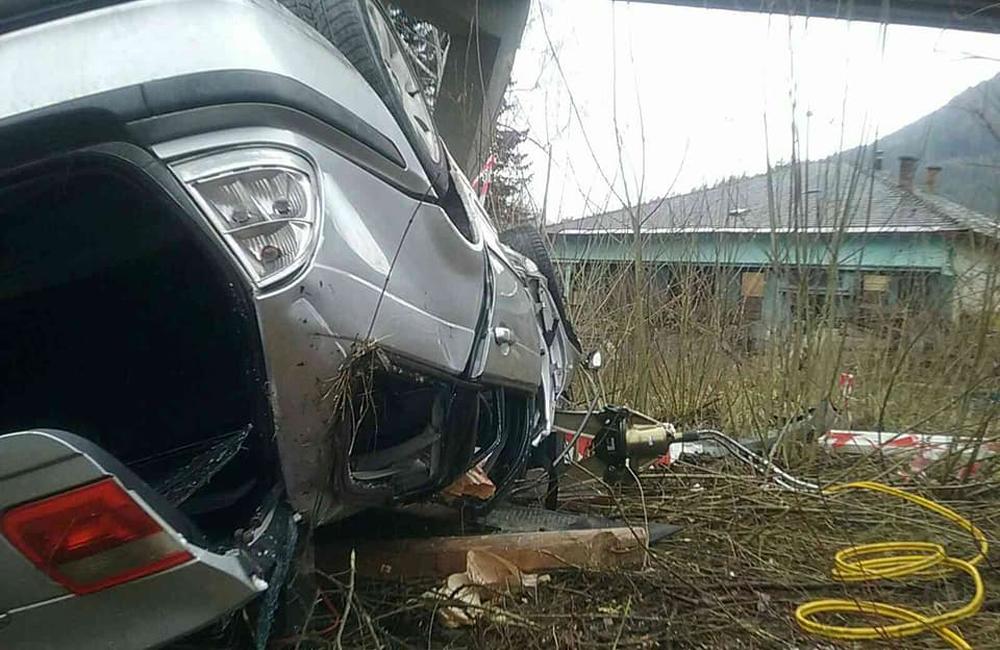 FOTO: Pri Ružomberku spadlo auto z mosta, zasahujú všetky záchranné zložky, foto 2