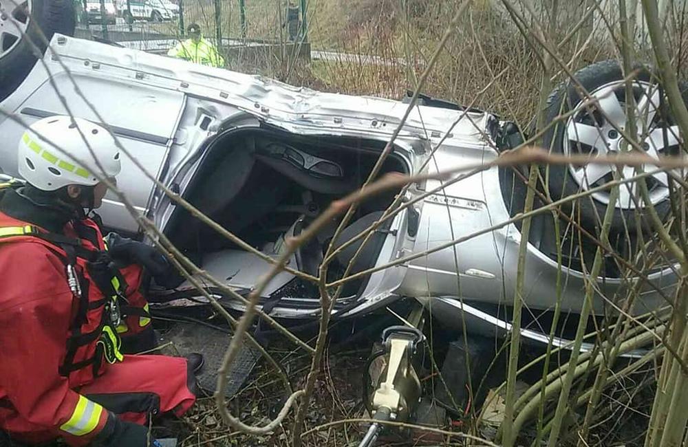 FOTO: Pri Ružomberku spadlo auto z mosta, zasahujú všetky záchranné zložky, foto 3