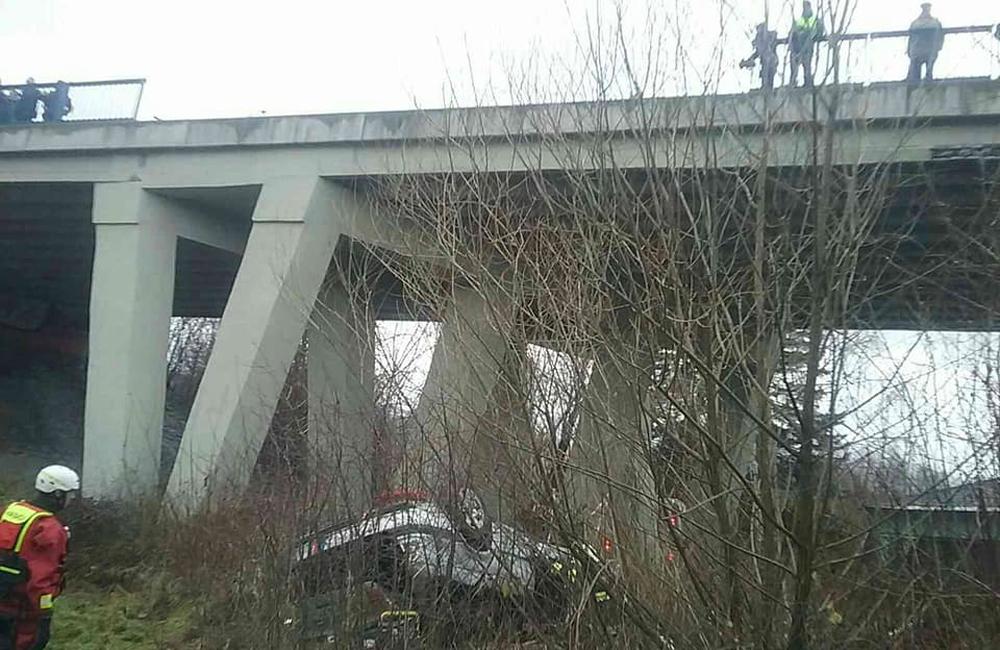 FOTO: Pri Ružomberku spadlo auto z mosta, zasahujú všetky záchranné zložky, foto 4