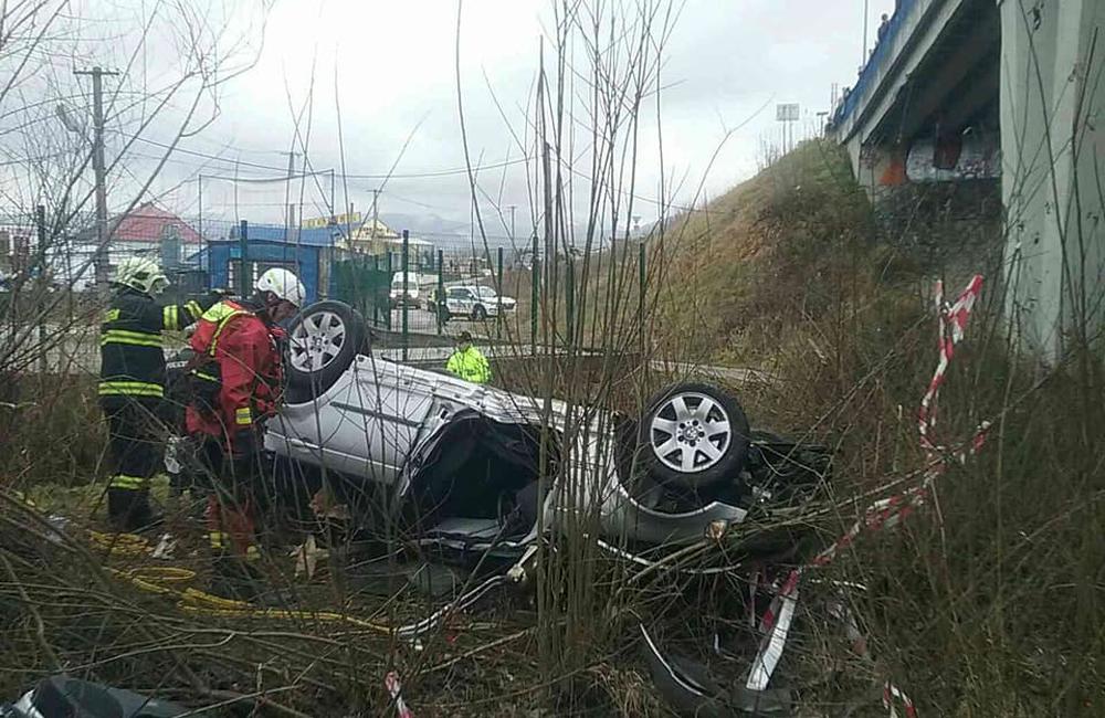FOTO: Pri Ružomberku spadlo auto z mosta, zasahujú všetky záchranné zložky, foto 5