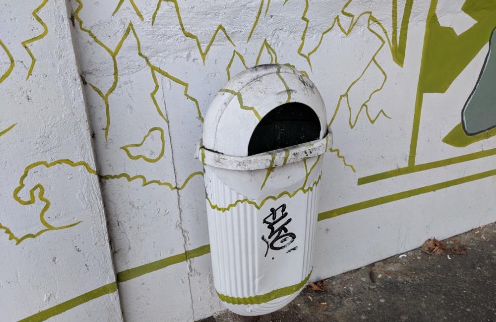 FOTO: Časť maľby na zastávke Bernolákova zničili vandali presprejovaním, foto 6