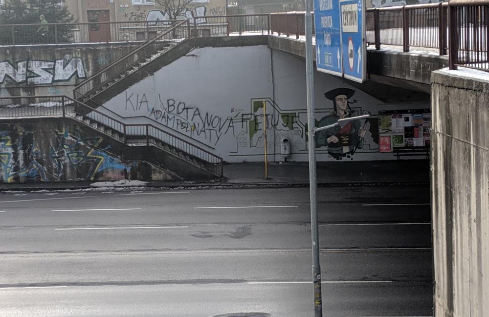FOTO: Časť maľby na zastávke Bernolákova zničili vandali presprejovaním, foto 9