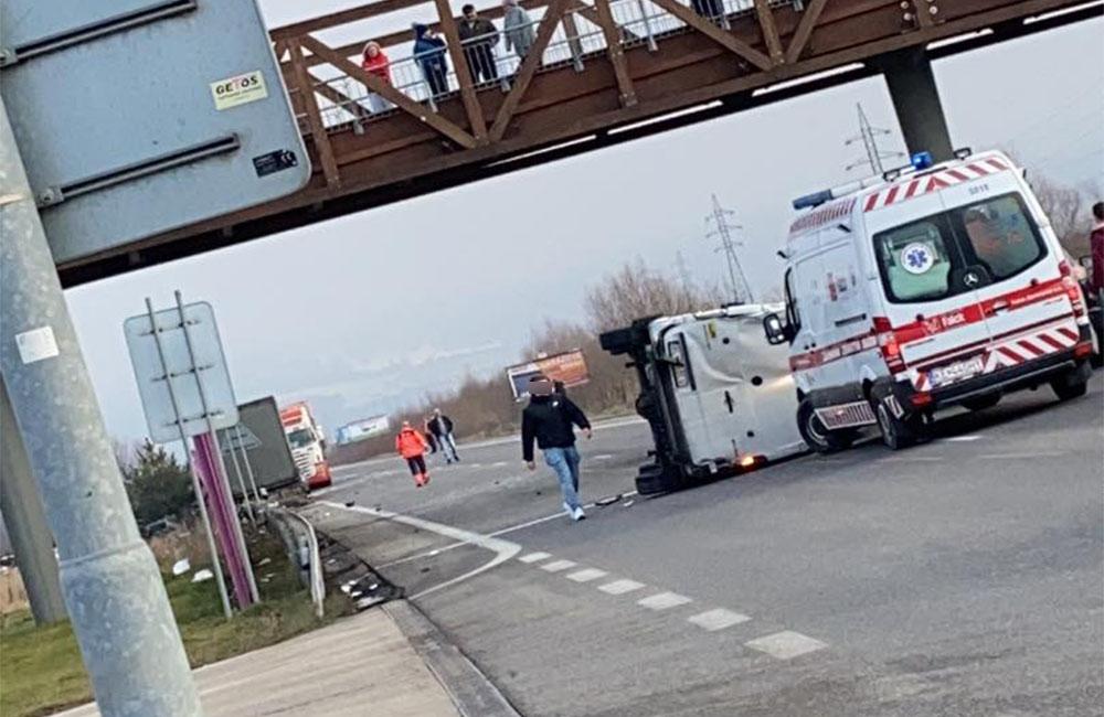 FOTO: Pri Tepličke nad Váhom došlo k dopravnej nehode, cesta je uzavretá, foto 2