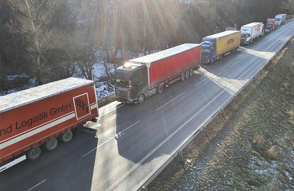 FOTO: Na Kysuciach sa vytvorili dlhé kolóny kamiónov, štrajk stále pokračuje, foto 2