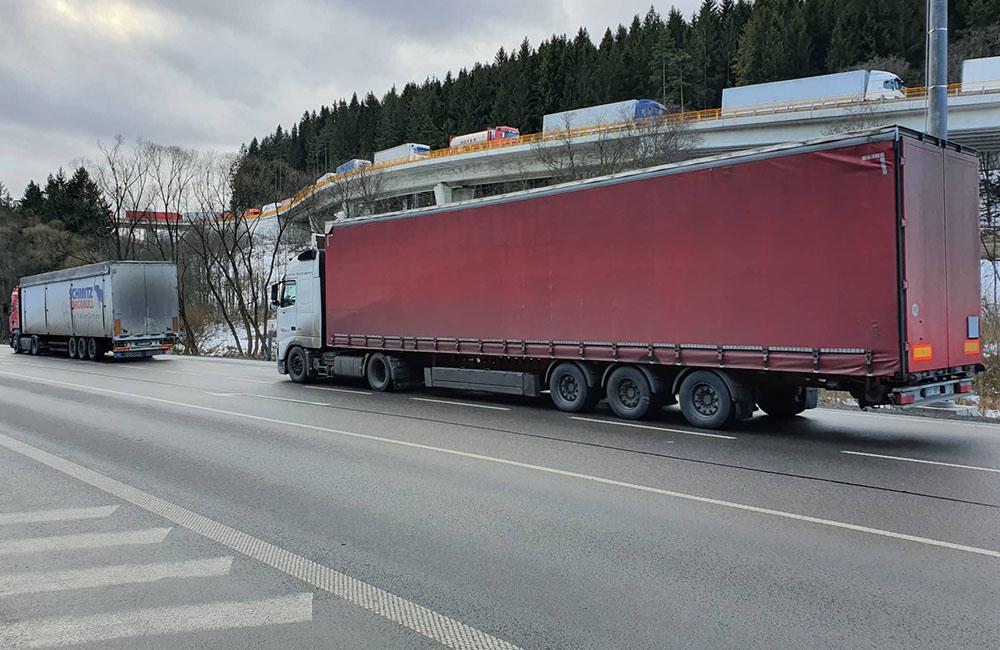 FOTO: Na Kysuciach sa vytvorili dlhé kolóny kamiónov, štrajk stále pokračuje, foto 5