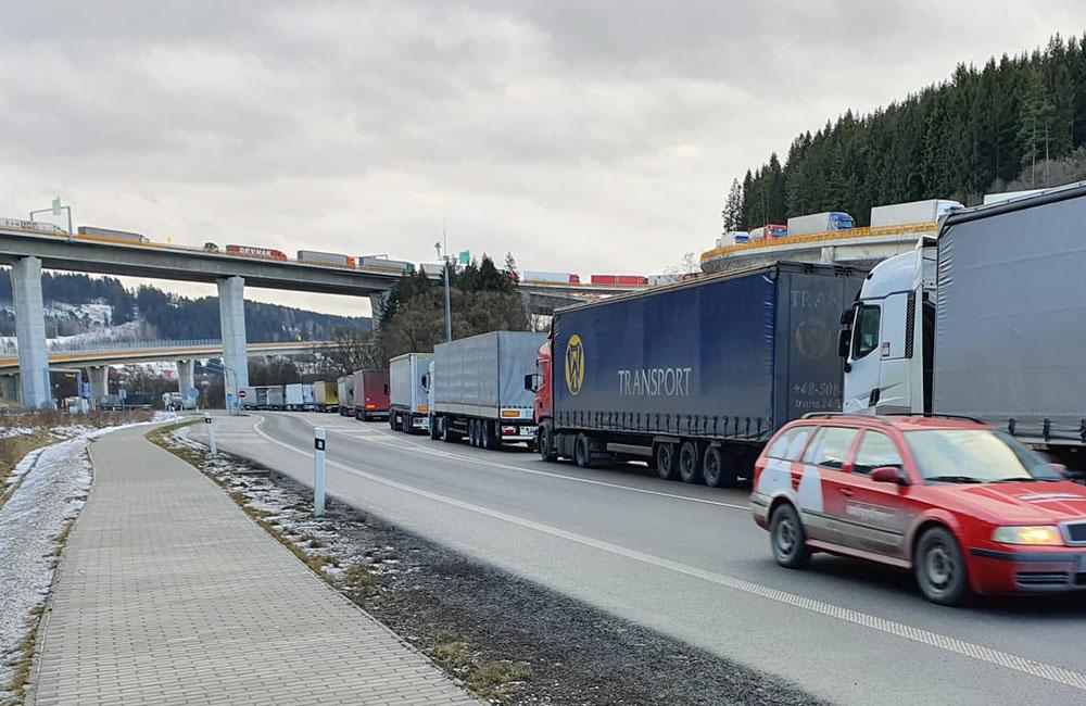 FOTO: Na Kysuciach sa vytvorili dlhé kolóny kamiónov, štrajk stále pokračuje, foto 6