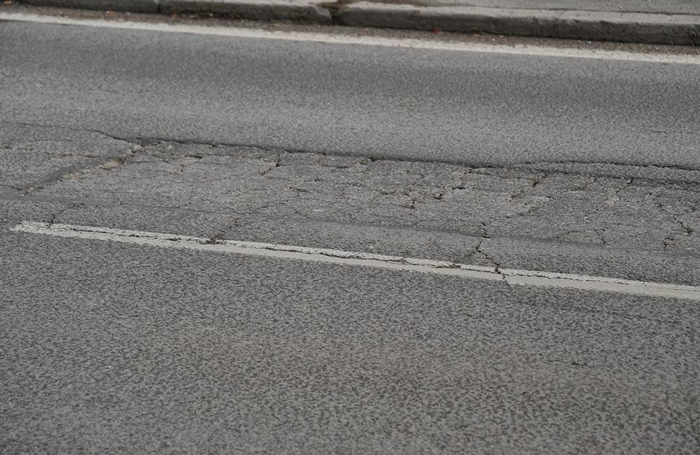 FOTO: Vozovka na ulici 1. mája v centre Žiliny sa rozpadáva, na ceste sú výtlky, koľaje a praskliny, foto 7